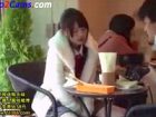 清楚なアイドル系女子大生のアソコに遠隔操作のリモコンバイブを仕込んでお客さんの沢山いるカフェでスイッチオンして刺激しちゃう Sh　素人JD 女子大生の無料エロ動画